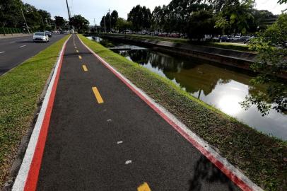  PORTO ALEGRE-RS-BRASIL- 05/05/2016- Ciclovia da Ipiranga completa quatro anos, mas já apresenta problemas  de conservação.  No trecho em frente ao Campus da PUC, não existe  gradil..  FOTO FERNANDO GOMES/ZERO HORA.