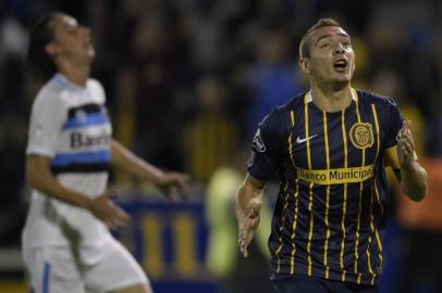  Argentina's Rosario forward Marco Ruben celebrates after scoring his team's second goal against Brazil's Gremio during their Copa Libertadores 2016 round before the quarterfinals second leg football match at the "Gigante de Arroyito" stadium in Rosario, Santa Fe, Argentina, on May 5, 2016. / AFP PHOTO / JUAN MABROMATAEditoria: SPOLocal: RosarioIndexador: JUAN MABROMATASecao: soccerFonte: AFPFotógrafo: STR