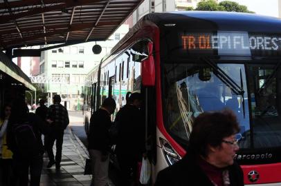  

CAXIAS DO SUL, RS, BRASIL  (02/05/2016) Transporte Coletivo. Visate 2016. Teste Definitivo do SIM Caxias. Reportagem verifica  na rua Sinimbu a movimentação dos ônibus da Visate que circulam  nos corredores e na faixa azul. (Roni Rigon/Pioneiro)