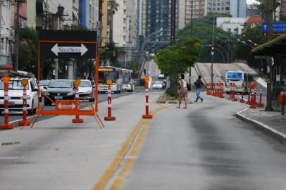  PORTO ALEGRE, RS, BRASIL, 04-12-2015: Andamento de obras em atraso, previstas para a Copa do Mundo em Porto Alegre, no mês de dezembro de 2015. Na foto, corredor BRT da avenida João Pessoa (FOTO FÉLIX ZUCCO/AGÊNCIA RBS, Editoria de Notícias).