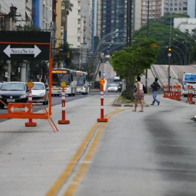  PORTO ALEGRE, RS, BRASIL, 04-12-2015: Andamento de obras em atraso, previstas para a Copa do Mundo em Porto Alegre, no mês de dezembro de 2015. Na foto, corredor BRT da avenida João Pessoa (FOTO FÉLIX ZUCCO/AGÊNCIA RBS, Editoria de Notícias).