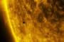 Nesta segunda-feira, Sol, Mercúrio e Terra se alinharam _ um fenômeno que ocorre apenas 13 vezes por século. Mercúrio foi visto através de telescópios como um ponto negro avançando devagar na frente da nossa estrela, oferecendo um espetáculo celestial que durou sete horas e meia, e a Nasa divulgou um vídeo em formato Time-Lapse com o momento da passagem. 