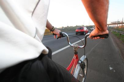 *** Ciclistas 8 - Daniel Marenco ***Pessoas que usam bicicletas para irem trabalhar.- Aristides Silva de Almeida, na BR-116, em Canoas.