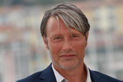  Danish actor and member of the Jury Mads Mikkelsen poses on May 11, 2016 during a photocall ahead of the opening of the 69th Cannes Film Festival in Cannes, southern France. LOIC VENANCE / AFPEditoria: ACELocal: CannesIndexador: LOIC VENANCESecao: film festivalFonte: AFPFotógrafo: STF