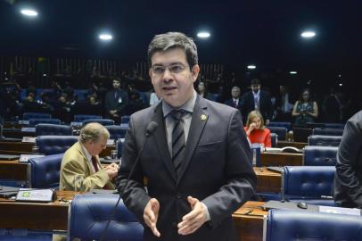 BRASÍLIA, DF, BRASIL (11/11/20150: Em pronunciamento, senador Randolfe Rodrigues (Rede-AP). Foto: Ana Volpe/Agência Senado