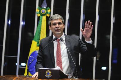 Plenário do Senado durante sessão deliberativa extraordinária que decidirá pela aprovação ou rejeição do relatório favorável à admissibilidade do processo de impeachment da presidente Dilma Rousseff. Em discurso, senador Lindbergh Farias (PT-RJ). Foto: Marcos Oliveira/Agência Senado