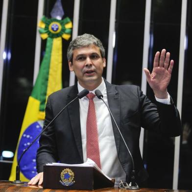 Plenário do Senado durante sessão deliberativa extraordinária que decidirá pela aprovação ou rejeição do relatório favorável à admissibilidade do processo de impeachment da presidente Dilma Rousseff. Em discurso, senador Lindbergh Farias (PT-RJ). Foto: Marcos Oliveira/Agência Senado