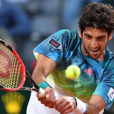  Brazil's Tomaz Bellucci returns the ball to Serbia's Novak Djokovic during their match at the ATP Tennis Open tournament at the Foro Italico, on May 12, 2016 in Rome. / AFP PHOTO / TIZIANA FABIEditoria: SPOLocal: RomeIndexador: TIZIANA FABISecao: tennisFonte: AFPFotógrafo: STF