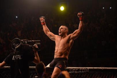 O brasileiro Vitor Belfort derrotou o americano Dan HendersonSP - UFC SÃO PAULO/VITOR BELFORT - ESPORTES - O brasileiro Vitor Belfort derrotou o   americano Dan Henderson no primeiro   round do UFC São Paulo, disputado no   Ginásio do Ibirapuera, na zona sul da   cidade, na noite de sábado (07).    07/11/2015 - Foto: EDUARDO MARTINS/BRAZIL PHOTO PRESS/ESTADÃO CONTEÚDOEditoria: ESPORTESLocal: SÃO PAULOIndexador: EDUARDO MARTINSFonte: BRAZIL PHOTO PRESSFotógrafo: BRAZIL PHOTO PRESS