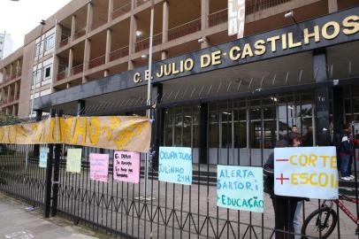  PORTO ALEGRE, RS, BRASIL - 13-05-2016 - Estudantes ocupam escolas públicas de Porto Alegre. Nesta sexta-feira, ao menos cinco escolas já tinham sido ocupados por alunos. (FOTO: TADEU VILANI/AGÊNCIA RBS)