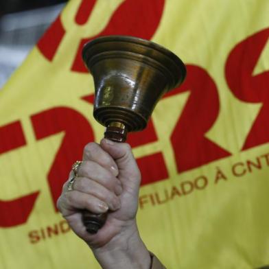  PORTO ALEGRE, RS,BRASIL 13/05/2016 - Votação para definir possível greve da categoria. (FOTO: ADRIANA FRANCIOSI/AGÊNCIA RBS).