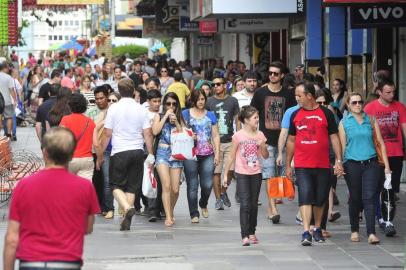  SANTA MARIA , RS , BRASIL , 20/12/2015Último domingo de comércio aberto antes do Natal movimenta o centro de Santa Maria.FOTO JEAN PIMENTEL / AGÊNCIA RBS, GERAL