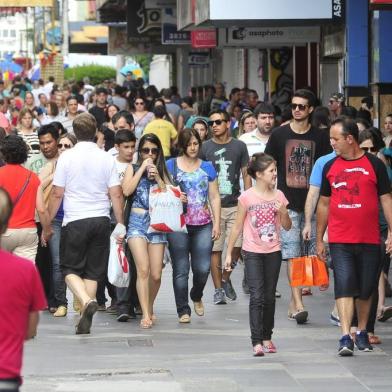  SANTA MARIA , RS , BRASIL , 20/12/2015Último domingo de comércio aberto antes do Natal movimenta o centro de Santa Maria.FOTO JEAN PIMENTEL / AGÊNCIA RBS, GERAL