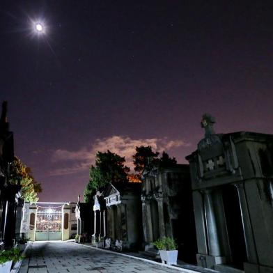  PORTO ALEGRE, RS, BRASIL - 13.05.2016 - Projeto Passeios pela Arte, no Cemitério da Santa Casa de Misericórdia de Porto Alegre. O evento tem como objetivo abordar a arte cemiterial, relacionando Arte, História e Arquitetura e as influências dos túmulos, mausoléus e alegorias (representações religiosas, positivistas, populares, entre outras) no cemitério. (FOTO: JÚLIO CORDEIRO/AGÊNCIA RBS, Editoria Sua Vida)