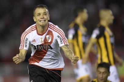 Argentina's River Plate midfielder Andres D'Alessandro (L) celebrates after scoring a goal against Bolivia's The Strongest during the Copa Libertadores 2016 group 1 football match at the "Monumental" stadium in Buenos Aires, Argentina, on April 6, 2016.  / AFP PHOTO / JUAN MABROMATA