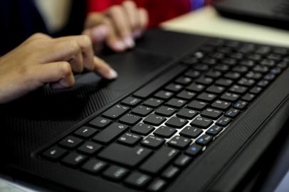  PORTO ALEGRE, RS, BRASIL, 06-03-2015: Turma do 4º ano do ensino fundamental do Colégio Farroupilha utiliza o Mangahigh, um jogo de computador baseado nos mangás japoneses para ensinar matemática (FOTO FÉLIX ZUCCO/AGÊNCIA RBS, Editoria Sua Vida).Indexador: FELIX ZUCCO