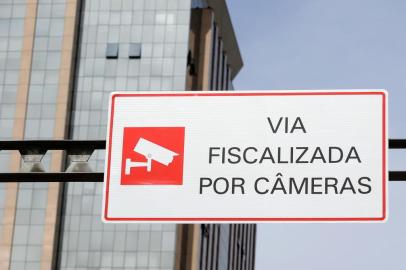  PORTO ALEGRE-RS-BRASIL- 25/05/2016- Placa de sinalização instalada nesta manhã pela EPTC,  na Av. Borges de Medeiros. A placa indica que a via é fiscalizada por câmeras.  FOTO FERNANDO GOMES/ZERO HORA.