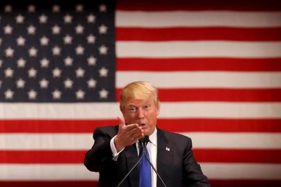 Donald Trump Holds Event To Benefit Veterans On Night Of GOP DebateDES MOINES, IA - JANUARY 28: Republican presidential candidate Donald Trump gestures as he speaks to veterans at Drake University on January 28, 2016 in Des Moines, Iowa. Donald Trump held his alternative event to benefit veterans after withdrawing from the televised Fox News/Google GOP debate which airs at the same time.   Christopher Furlong/Getty Images/AFPEditoria: POLLocal: Des MoinesIndexador: Christopher FurlongSecao: ElectionFonte: GETTY IMAGES NORTH AMERICAFotógrafo: STF