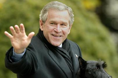  (FILES) Photo dated November 27, 2002 shows then US President George W. Bush holding his dog Barney as he walks out of the White House in Washington. Barney died of lymphoma at the age of 12 on February 1, 2013, according to a statement by the former president.    AFP PHOTO/FILES/Stephen JAFFEEditoria: POLLocal: WashingtonIndexador: STEPHEN JAFFESecao: GovernmentFonte: AFPFotógrafo: STF