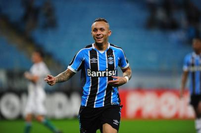 PORTO ALEGRE, RS, BRASIL - 29-05-2016 - Grêmio recebe o Coritiba na Arena Porto Alegrense. Partida válida pela 4ª rodada do campeonato Brasileiro 2016. Lance jogador Everton.  (FOTO: ANDRÉ ÁVILA/AGÊNCIA RBS)