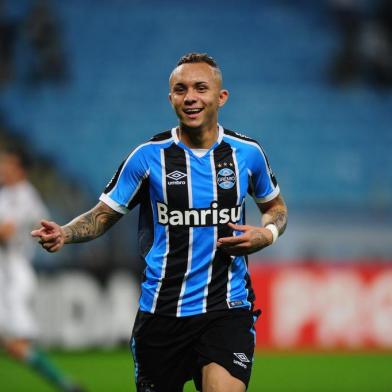 PORTO ALEGRE, RS, BRASIL - 29-05-2016 - Grêmio recebe o Coritiba na Arena Porto Alegrense. Partida válida pela 4ª rodada do campeonato Brasileiro 2016. Lance jogador Everton.  (FOTO: ANDRÉ ÁVILA/AGÊNCIA RBS)