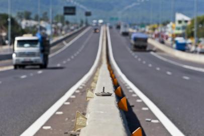  LITORAL NORTE, RS, BRASIL - A BR-101, no trecho gaúcho entre Osório e Torres, com extensão de quase 90 quilômetros, está duplicada e tem boa sinalização e pavimentação, conforme constatado por Zero Hora em viagem no começo de novembro deste ano. O problema começa próximo a Tubarão, já em Santa Catarina, onde as obras de duplicação ainda não estão concluídas e causam grandes filas em épocas do ano como o Feriado da Proclamação da República.