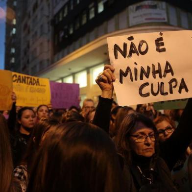  PORTO ALEGRE, RS, BRASIL 01/06/2016 - Entidades e movimentos sociais promovem um ato contra a cultura do estupro no país. (FOTO: ANDRÉ ÁVILA/AGÊNCIA RBS).