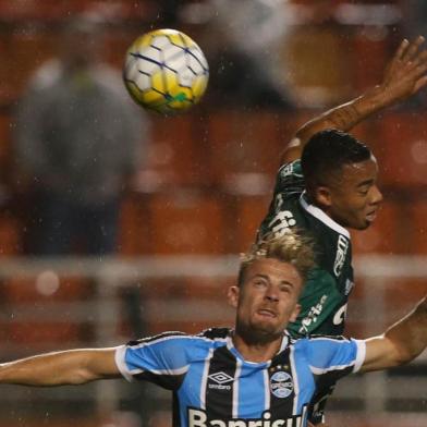  SÃO PAULO, SP - 02.06.2016: PALMEIRAS X GRÃMIO - O jogador Gabriel Jesus, da SE Palmeiras, disputa bola com o jogador Marcelo Hermes, do GrÃªmio FBPA, durante partida vÃ¡lida pela quinta rodada, do Campeonato Brasileiro, SÃ©rie A, no EstÃ¡dio do Pacaembu. (Foto: Cesar Greco / Fotoarena)Indexador: (5) Cesar Greco / Fotoarena