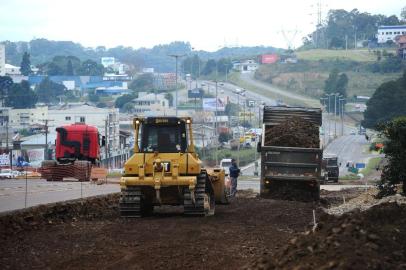  FARROUPILHA, RS, BRASIL, 03/06/2016. Um ano depois da inauguração do projeto Serra Imobilizada, conferimos a situação de estradas e entroncamentos perigosos nas rodovias serranas. O trevo da Tramontina, que faz a intersecção da RSC-453 com a ERS-122, é um dos entroncamentos mais perigosos da Serra. No local, estão sendo feitas obras para alargamento e abertura de vias nas laterais. (Diogo Sallaberry/Agência RBS)