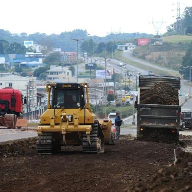  FARROUPILHA, RS, BRASIL, 03/06/2016. Um ano depois da inauguração do projeto Serra Imobilizada, conferimos a situação de estradas e entroncamentos perigosos nas rodovias serranas. O trevo da Tramontina, que faz a intersecção da RSC-453 com a ERS-122, é um dos entroncamentos mais perigosos da Serra. No local, estão sendo feitas obras para alargamento e abertura de vias nas laterais. (Diogo Sallaberry/Agência RBS)