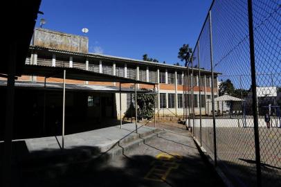  PORTO ALEGRE, RS, BRASIL - 08-06-2016 - A Escola Estadual Aurélio Reis foi arrombada e teve 110 netbooks e um datashow levados por ladrões na madrugada desta quarta-feira, no bairro Jardim Floresta, zona norte de Porto Alegre.(FOTO: MATEUS BRUXEL/AGÊNCIA RBS)