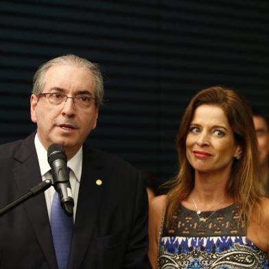 Mulher de Eduardo Cunha vira ré na Lava Jato por lavagem de dinheiro

DF - LAVA JATO/EDUARDO CUNHA/CLÁUDIA CRUZ/ARQUIVO - POLÍTICA - Foto de arquivo de 19/08/2015 do    presidente afastado da Câmara dos   Deputados, Eduardo Cunha (PMDB-RJ), ao   lado de sua esposa Cláudia Cruz. A   jornalista se tornou ré na Operação   Lava Jato. A denúncia contra Cláudia   Cruz foi aceita pelo juiz federal   Sérgio Moro. Cláudia se torna ré por   lavagem de dinheiro de mais de US$ 1   milhão provenientes de crimes   praticados por Cunha.   19/08/2015 - Foto: DIDA SAMPAIO/ESTADÃO CONTEÚDO

Editoria: POLÍTICA
Local: BRASÍLIA
Indexador: DIDA SAMPAIO
Fonte: AGE
Fotógrafo: ESTADÃO CONTEÚDO