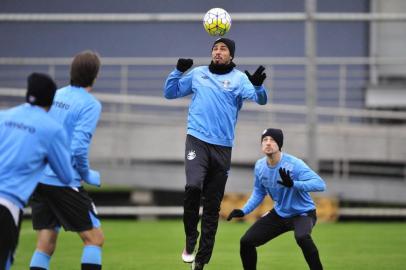  PORTO ALEGRE, RS, BRASIL, 10-06-2016: Treino do Grêmio no CT Luiz de Carvalho, antes de partida contra o Fluminense no Rio de Janeiro. Na foto, o zagueiro Wallace (FOTO FÉLIX ZUCCO/AGÊNCIA RBS, Editoria de Esportes).