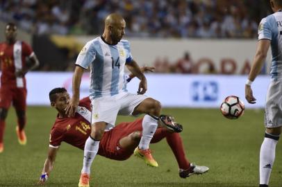 Argentinas Javier Mascherano (front) and Panamas Valentin Pimentel vie for the ball during the Copa America Centenario football tournament in Chicago, Illinois, United States, on June 10, 2016. 
OMAR TORRES / AFP