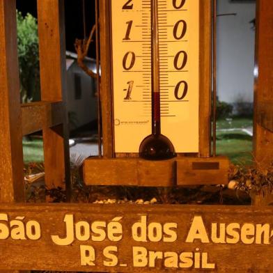 A neve não apareceu na madrugada deste sábado em São José dos Ausentes, mas o frio não decepcionou quem subiu a serra para curtir o Dia dos Namorados.