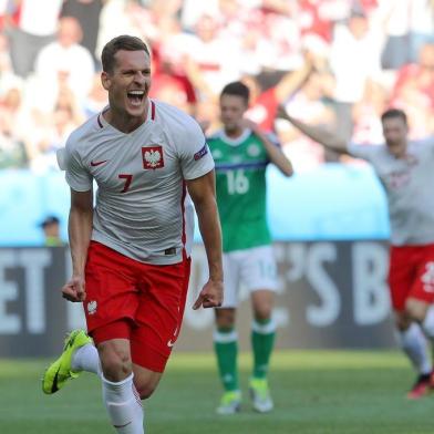 FBL-EURO-2016-MATCH6-POL-NIRPolands forward Arkadiusz Milik (C) celebrates his goal during the Euro 2016 group C football match between Poland and Northern Ireland at the Allianz Riviera stadium in Nice on June 12, 2016. Valery HACHE / AFP