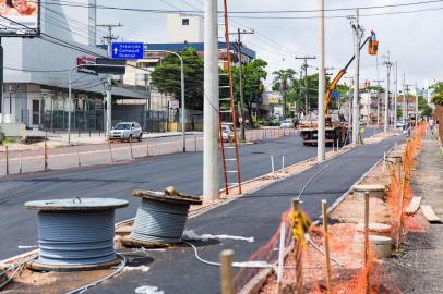  PORTO ALEGRE, RS, BRASIL, 18/11/2015 : Andamento das obras e do asfaltamento da duplicação da Wenceslau Escobar. (Omar Freitas/Agência RBS)Indexador: Omar Freitas