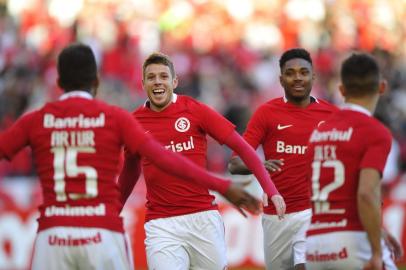 PORTO ALEGRE, RS, BRASIL - 11-06-2016 - Inter recebe o América-MG pelo Brasileirão. A vitória do Inter sobre o América-MG devolveu ao time de Argel a liderança do Brasileirão. Jogadores Aylon e Vitinho (FOTO: DIEGO VARA/AGÊNCIA RBS)