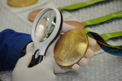  BRASÍLIA, DF, BRASIL 14/06/2016 - Veja o processo de criação das medalhas olímpicas que serão distribuídas aos atletas que subirem ao pódio nos Jogos do Rio 2016. Controle de qualidade da medalha olímpica. (FOTO: DIVULGAÇÃO/BRASIL 2016).