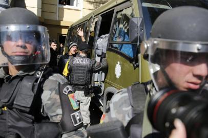  PORTO ALEGRE, RS, BRASIL, 15-06-2016. BM retira estudantes de prédio da Secretaria da Fazenda ocupado em Porto Alegre. (MATEUS BRUXEL/AGÊNCIA RBS)