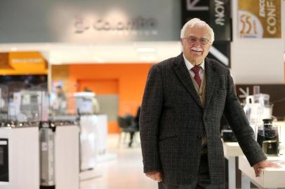  PORTO ALEGRE, RS, BRASIL, 09-06-2014 : Retrato do Adelino Colombo, fundador e presidente da Lojas Colombo, para a série Com A Palavra. (Foto: BRUNO ALENCASTRO/Agência RBS, Editoria Geral)