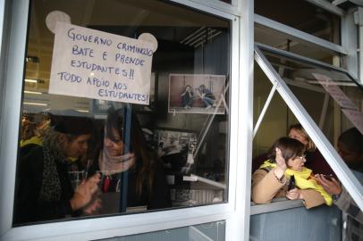 Professores seguem impedindo entrada de servidores no Centro Administrativo do Estado