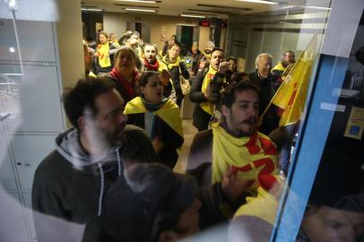 PORTO ALEGRE, RS, BRASIL - 16-06-2016 - Professores continuam impedindo entrada de servidores no Centro Administrativo do Estado. (FOTO: FERNANDO GOMES/AGÊNCIA RBS)