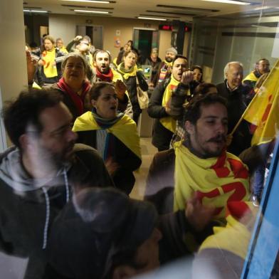 PORTO ALEGRE, RS, BRASIL - 16-06-2016 - Professores continuam impedindo entrada de servidores no Centro Administrativo do Estado. (FOTO: FERNANDO GOMES/AGÊNCIA RBS)