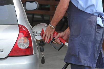  SANTA MARIA , RS , BRASIL , 19/10/2015Posto Brasil da Avenida Borges de Medeiros. Preço do álcool subiu R$ 0,40 nos últimos 20 dias. Litro do etanol está R$ 2,99. FOTO JEAN PIMENTEL / AGÊNCIA RBS, ECONOMIA