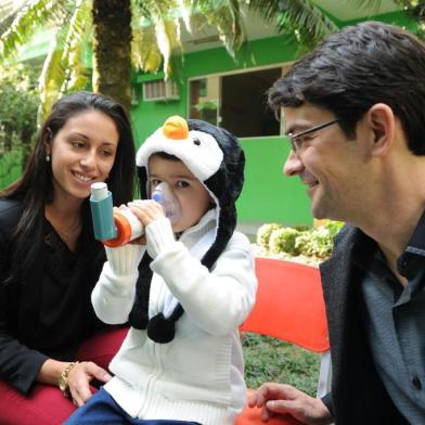  

JOINVILLE,SC,BRASIL,16-06-2016.+Sauúde.Asma doença respiratória,Artur Ribeiro Agostini (filho)Reginson Luiz Agostini (pai) e,Cleoneci Cristina Ribeiro - a mãe.(Foto:Salmo Duarte/Agência RBS,Geral)