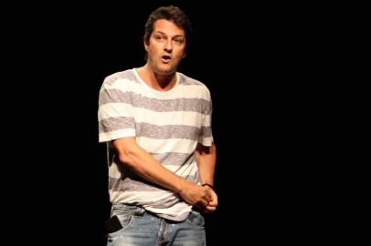 É o que temos para hoje, stand-up com Marcelo Serrado.