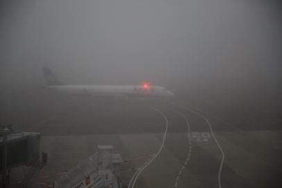  Amanhecer com muita neblina em Porto Alegre. Aeroporto Salgado Filho opera com instrumentos. A temperatura mínima foi de 7°C.