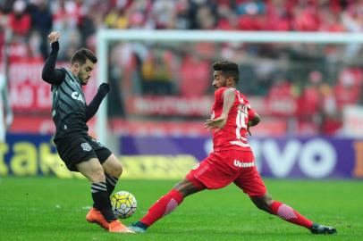 Figueirense x Inter no Orlando Scarpelli, em Santa Catarina, pelo Brasileirão. No Lance, o lateral Artur