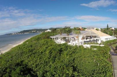  

FLORIANÓPOLIS, SC, BRASIL - 24/05/2016
Beach clubs deverão ser removidos. Na foto, o Café de La Musique